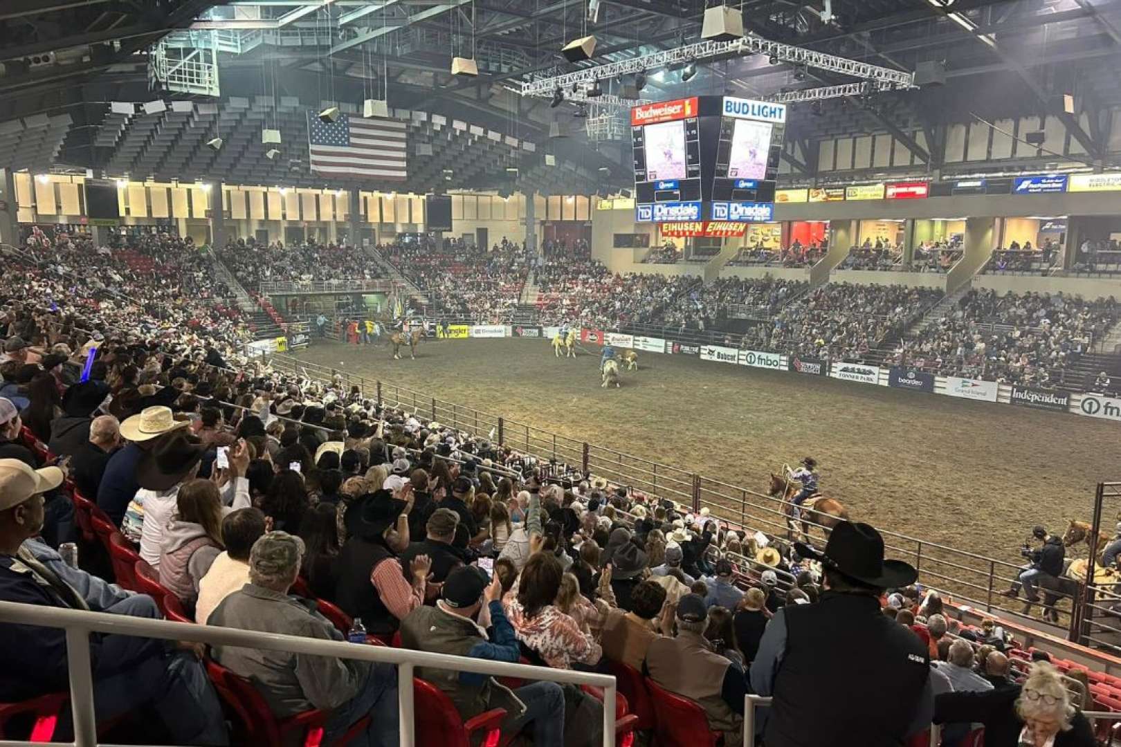 Photo of a packed Einhusen arena watches Rodeo.