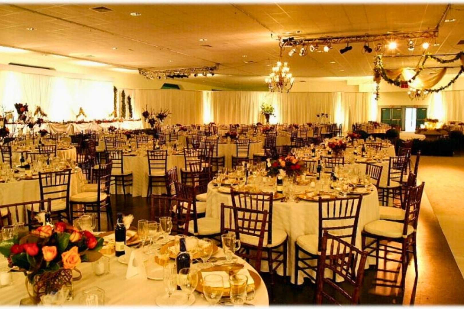 Photo of Sumptuous banquet tables meticulously arranged with an elegant and sophisticated setting.